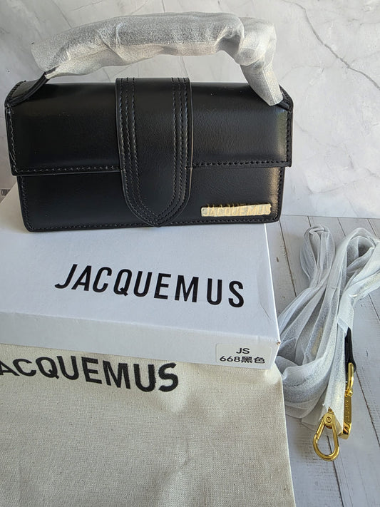 Bolsa Jacquemus Le Grand Bambino – Couro Preto com Ferragens Douradas