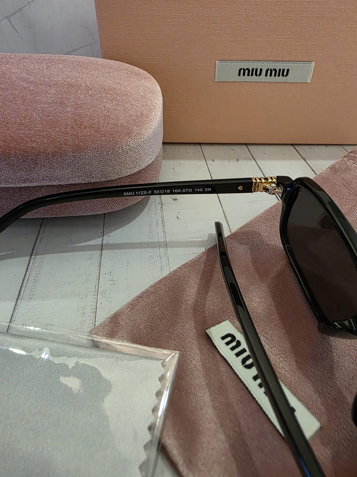Miu Miu – Glimmer Black Edition Premium